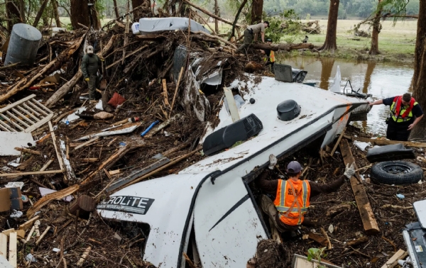 Debris was collected due to the sudden flooding in Kerrville, Texas on Sunday. Photo : The New York Times.