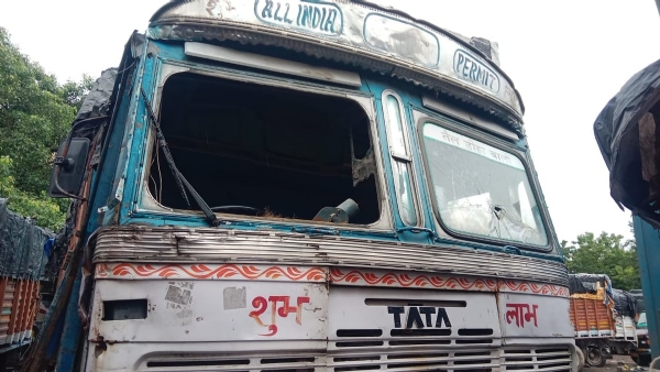 Police accused of vandalizing parked lorries in New Alipore