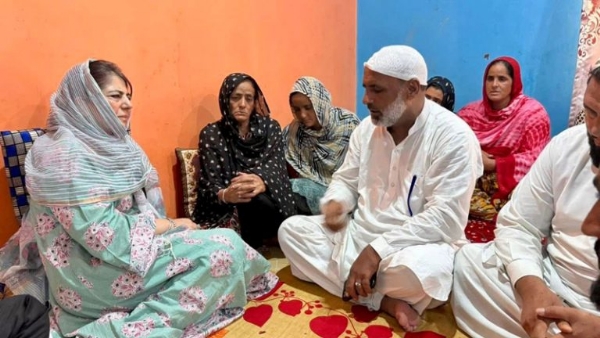 Mehbooba Mufti visits family of Parvez, seeks impartial probe