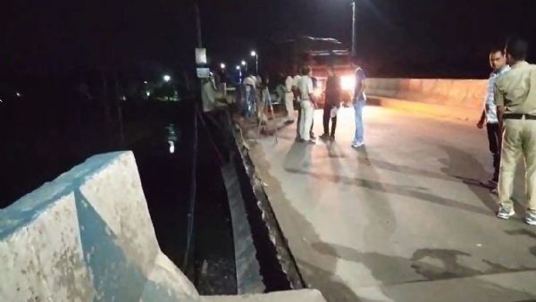 Part of Ramkrishna Setu collapses in Arambagh