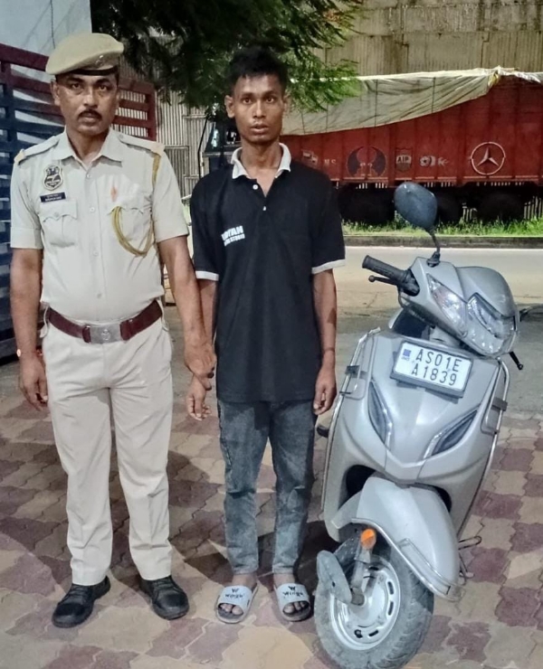 स्कूटी के साथ गिरफ्तार आरोपित की तस्वीर।