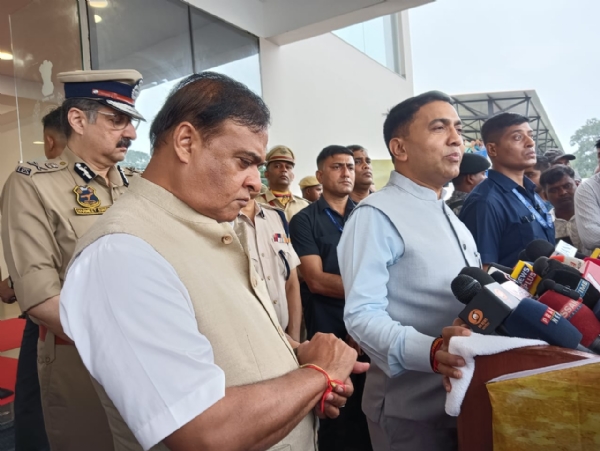 गोलाघाट के देरगांव स्थित लचित बरफूकन पुलिस प्रशिक्षण केंद्र में संवाददाताओं को संबोधित करते हुए गोवा के मुख्यमंत्री डॉ प्रमोद सावंत तथा असम के मुख्यमंत्री डॉ हिमंत बिस्व सरमा।