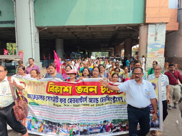 Thousands of headmasters and headmistresses join  “Vikas Bhavan Chalo” campaign in Kolkata