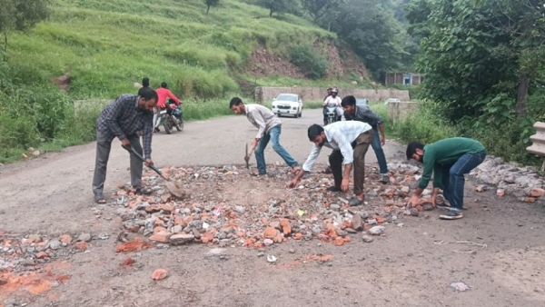 Locals repair Rajouri-Thanna Road as agency ignores