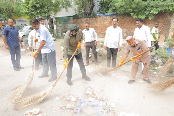 Delhi Environment Minister Manjinder Singh Sirsa participating in a cleanliness drive held at Mira Enclave, Delhi on Wednesday.