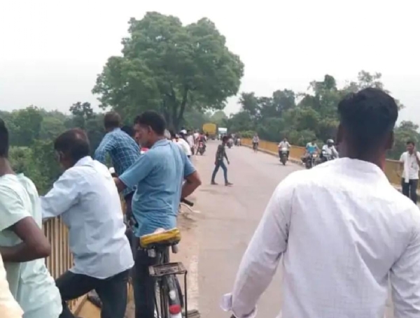 Eyewitnesses said that the woman was seen jumping into the river