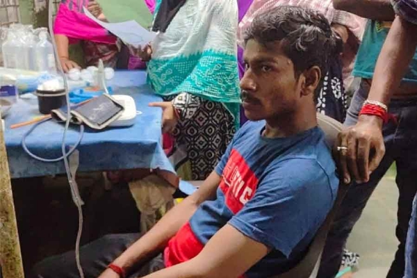 Young man reaches hospital with live snake in hand