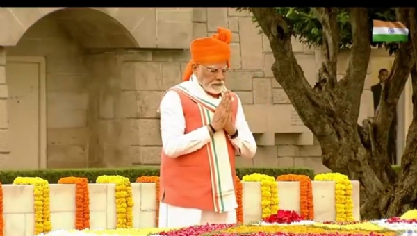 PM Modi Pays Tribute to Mahatma Gandhi, Hoists Tricolour at Red Fort