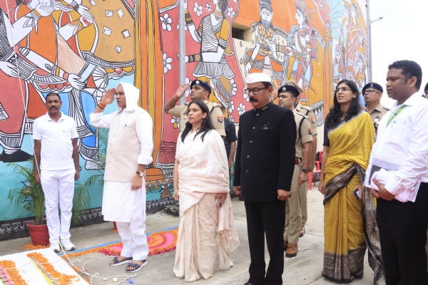 Minister Dharampal Singh hoisted flag on Independence Day and honored the participants