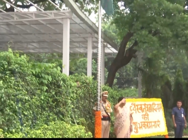 Delhi CM Rekha Gupta hoisted Tricolour at Chhatrasal Stadium,New Delhi