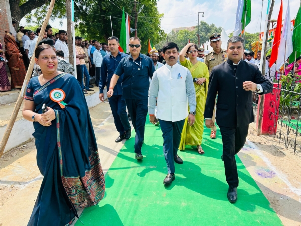 Minister visited the stalls of departments and got information