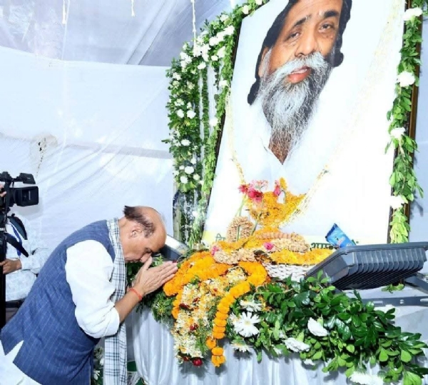 Defence Minister Rajnath Singh paying tribute to the late Shibu Soren.