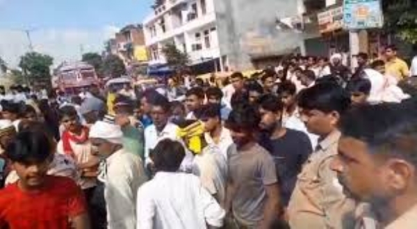 UP family stages protest along with road blockade for hours