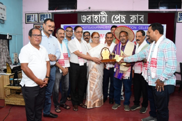 विश्व फोटोग्राफी दिवस पर समीर कर को सम्मानित किए जाने की तस्वीर।