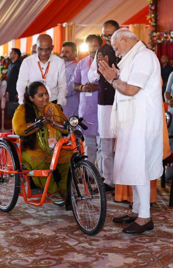 PM Modi gave gift to disabled & elderly in Varanasi