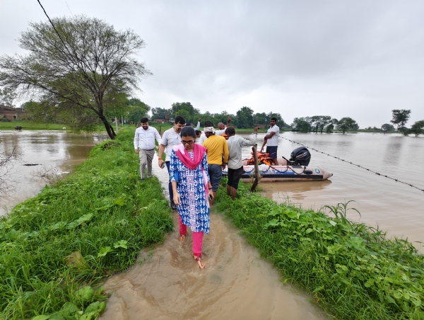 Yamuna continues to wreak havoc, flowing 2m above danger mark