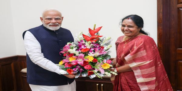 BJP Mahila Morcha Chief Vanathi Srinivasan Meets PM Modi, Presents Report on Women’s Wing Achievements
