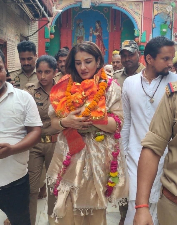 B’wood diva Raveena Tandon visits Ram Mandir and Hanumangarhi