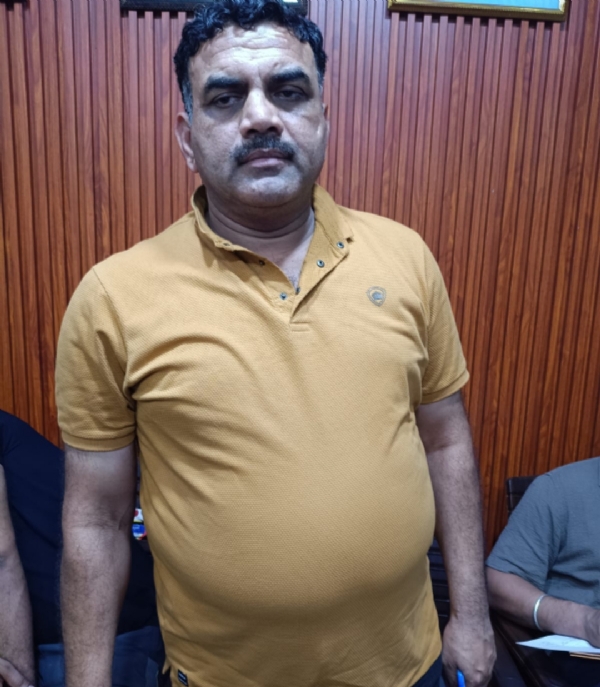 Meerut SI caught red-handed while accepting Rs. 50k bribe