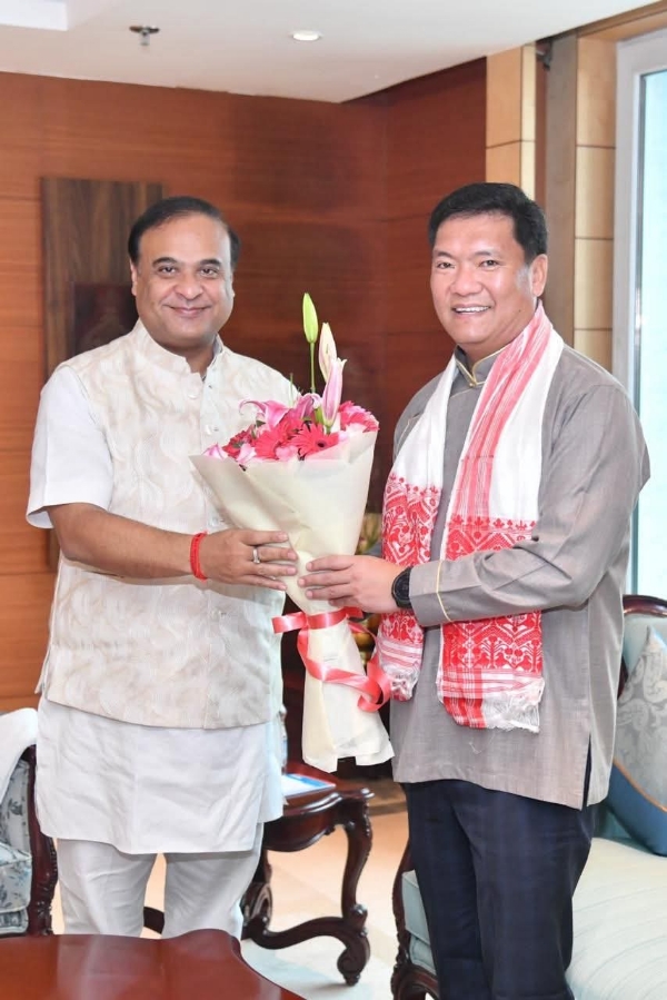 असम के मुख्यमंत्री डॉ हिमंत बिस्व सरमा और अरुणाचल प्रदेश के मुख्यमंत्री पेमा खांडू।