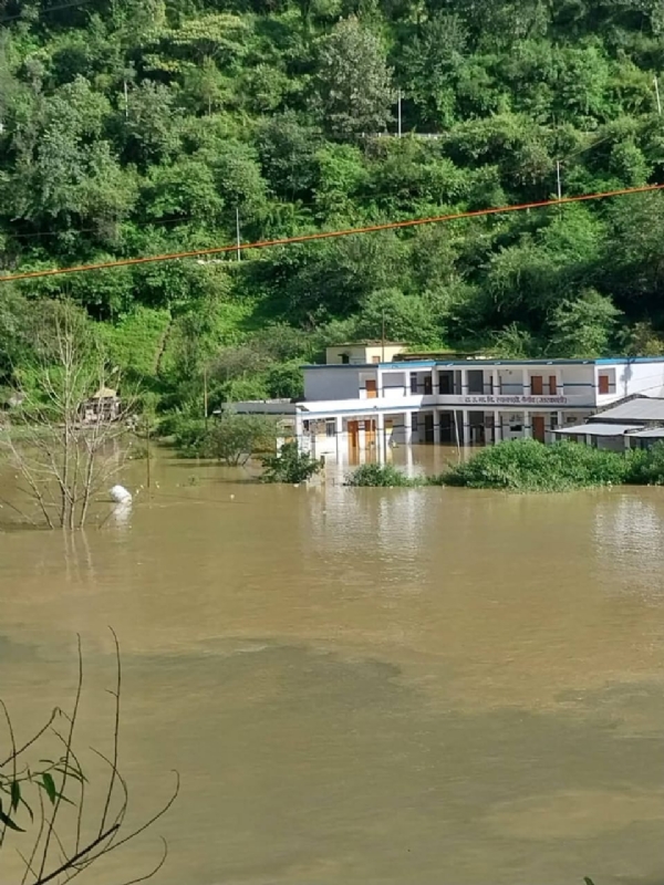 The secondary school of Syanachatti merges into the lake