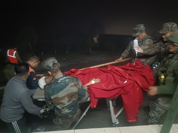 अरुणाचल प्रदेश में घायल पुलिसकर्मी की भारतीय सेना की बहादुराना मदद की तस्वीर।
