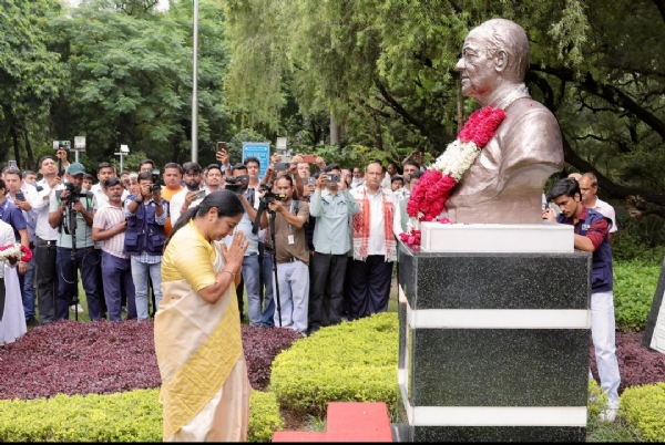 At ‘Arun Jaitley Park,’ Chief Minister Rekha Gupta paid a heartfelt tribute by offering floral homage at the statue of senior BJP leader and former Union Finance Minister Arun Jaitley on his death anniversary.