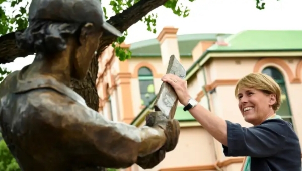 Belinda Clark posing with her statue at the SCG