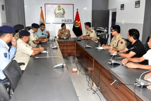 DIG JSK Range reviews traffic restoration measures on Jammu-Kathua NH