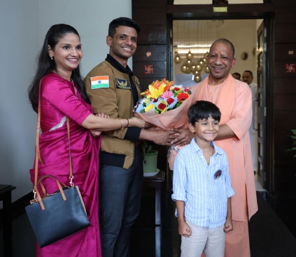 Shubhanshu Shukla along with family meets CM Yogi