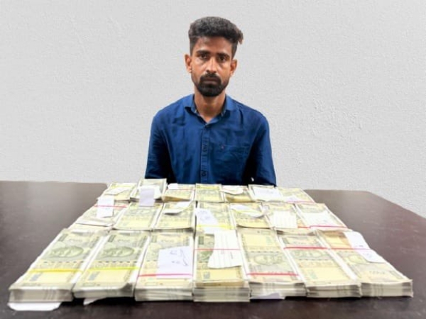 Image of the accused arrested with counterfeit currencies.