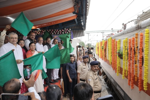Railway Minister Vaishnaw flagged off the Bhavnagar-Ayodhya train