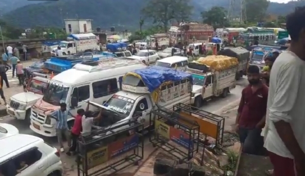 2000 vehicles stranded as Jammu-Sgr NH remains shut on 5th day