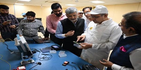 Union Minister Ashwini Vaishnaw Unveils India’s First Tempered Glass Manufacturing Facility for Mobile Devices in Noida