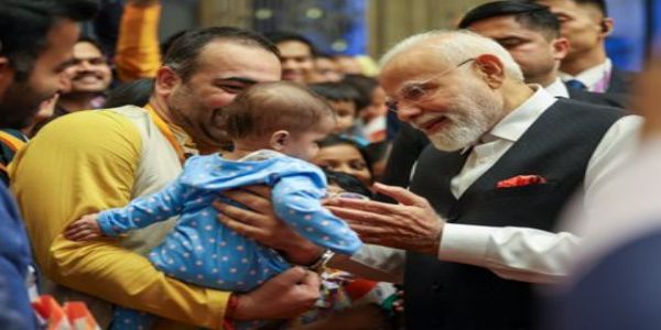 PM Modi Receives Heartfelt Welcome from Indian Community in Tianjin Amid China Visit