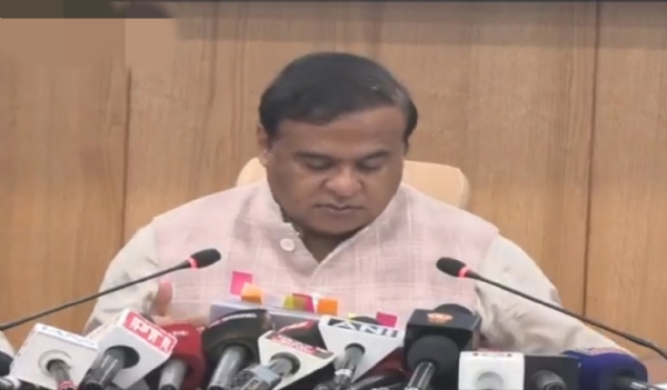 शनिवार को असम के मुख्यमंत्री डॉ हिमंत बिस्व सरमा राजधानी दिसपुर स्थित लोक सेवा भवन में संवाददाता सम्मेलन को संबोधित करते हुए।