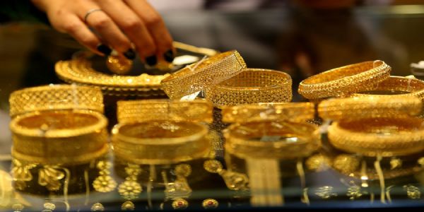 Gold prices decline; silver shows slight weakness