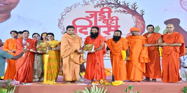 Acharya Balkrishna’s Birthday Celebrated as ‘Herbal Day’ at Patanjali Yogpeeth