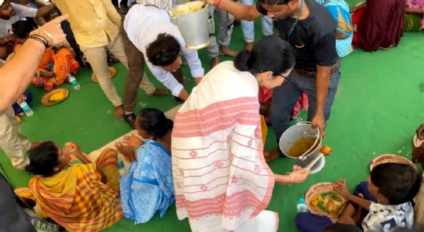 Mamata Banerjee serving food at a flood camp in Goghat