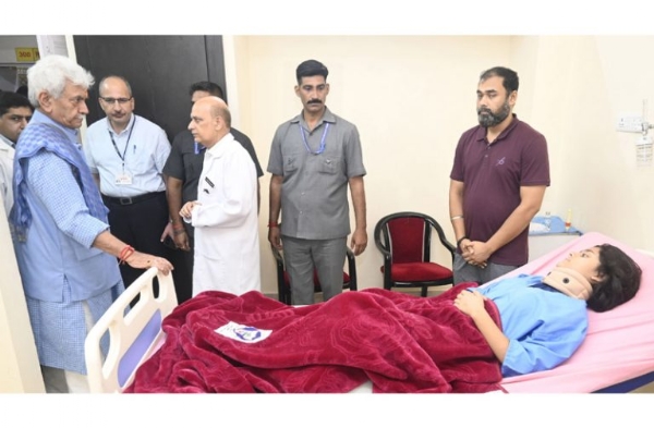 LG visits GMC, enquires about health of family members of Late Rajinder Singh