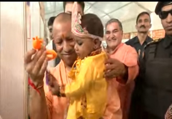 CM cuddled a child by taking him in his lap