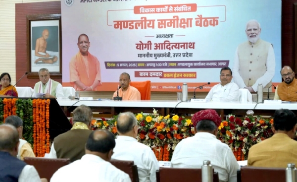 Uttar Pradesh Chief Minister Yogi Adityanath held an important review meeting in Agra