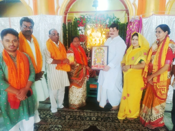Mayor honored her by giving her a picture of Lord Ram