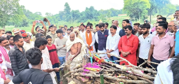 Minister Anil Rajbhar reaches funeral of martyr Arvind Yadav and paid tribute