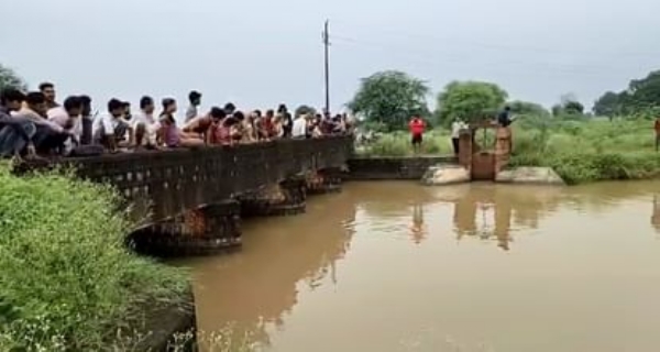 UP woman jumps to death in canal with 3 kids