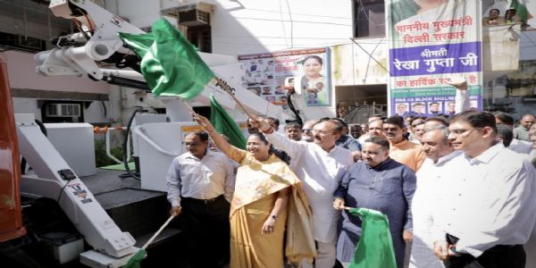 Delhi CM Unveils ₹1.5 Crore Hotline Maintenance Van for Shalimar Bagh