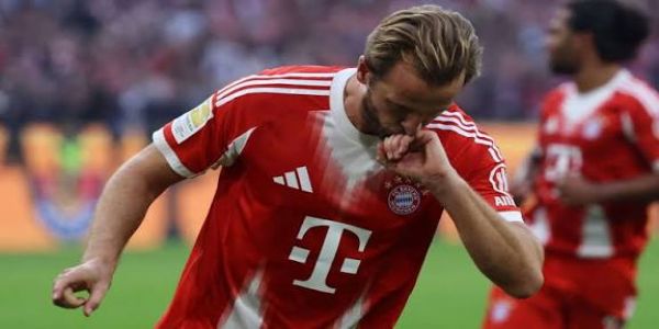 Kane Brace Powers Bayern to 5-0 Rout of Hamburg