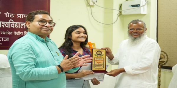 Registrar and Finance Officer of Hindi Vishwavidyalay awarded sports students