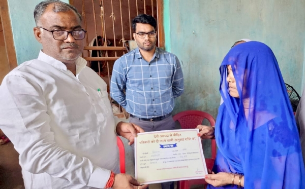 UP minister provides financial assistance of Rs 4L to snake bite victim’s kin