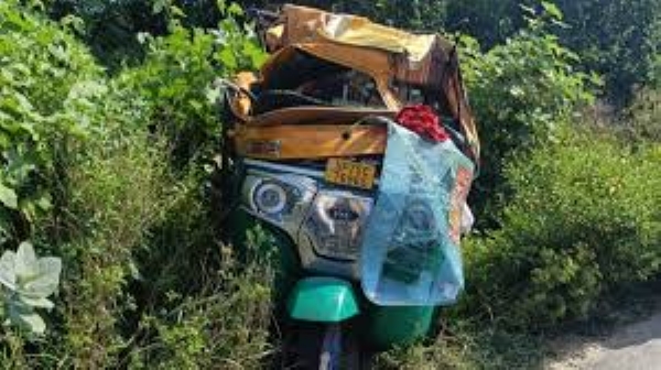 2 killed, 6 injured after auto carrying MP passengers rams into stationary truck in UP